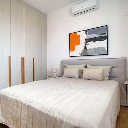 City 202 1 Bed Apartment *